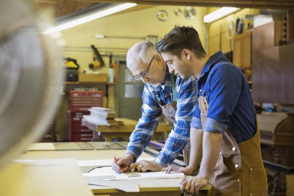 Мастер и ученик на заводе