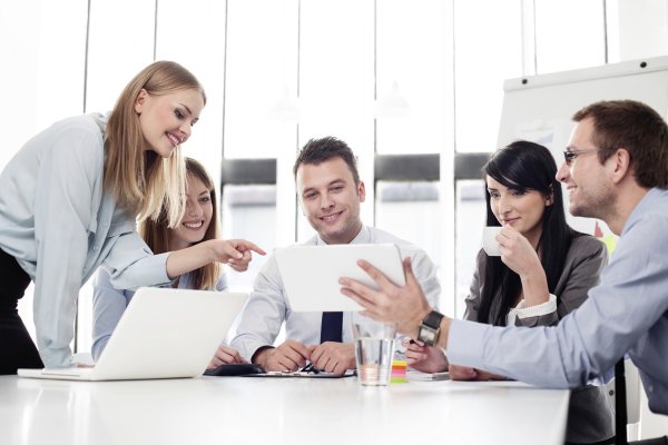 Группа людей в офисе