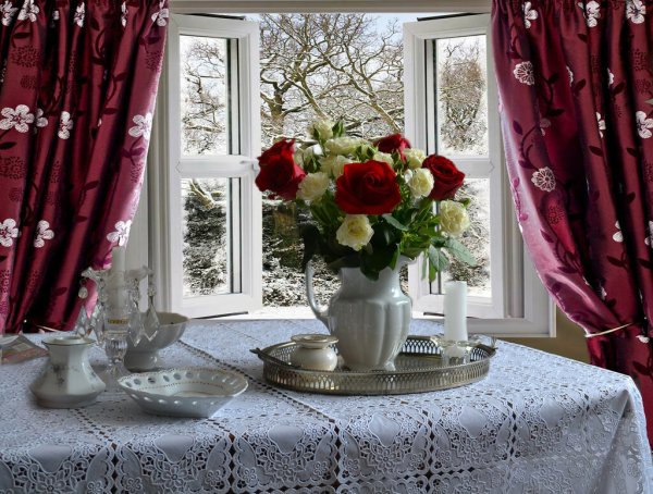 Зимнее окно с занавесками