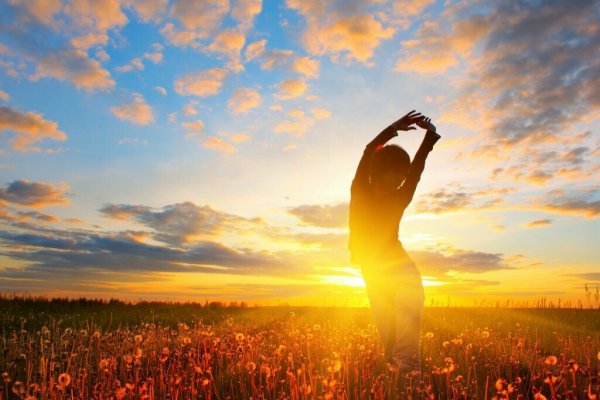 Девушка в прыжке