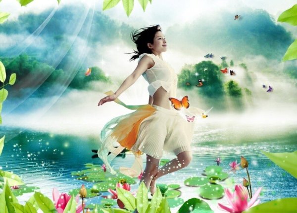 Счастливая девушка в прыжке