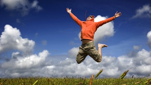 Прыгает от счастья