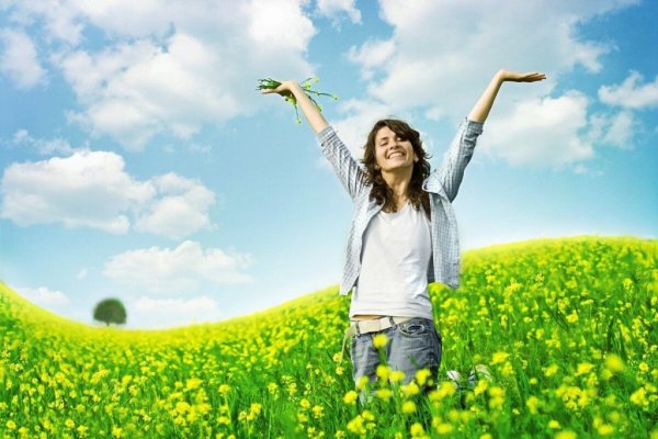 Девушка бежит на работу