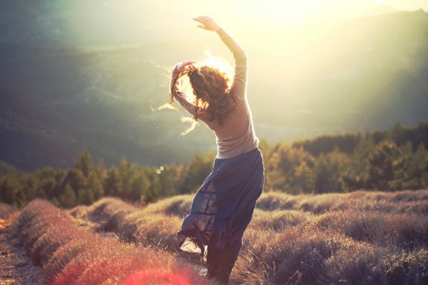 Девушка радуется свободе