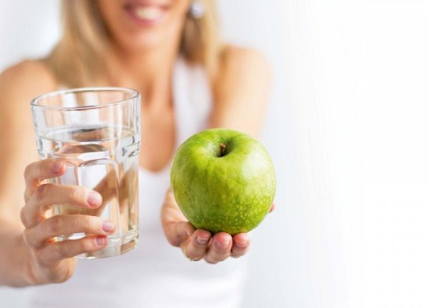 Стакан воды и яблоко