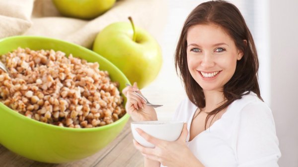 Человек ест гречку