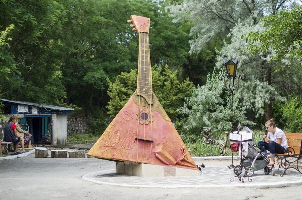Памятник балалайке в Воронеже