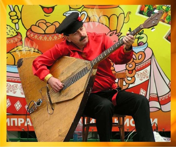 Люди с народными инструментами