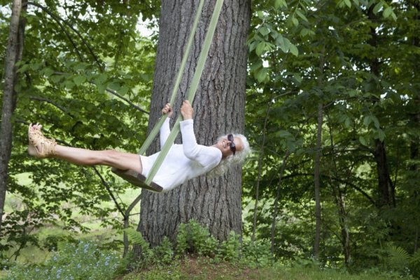 Мальчик и девочка на качелях