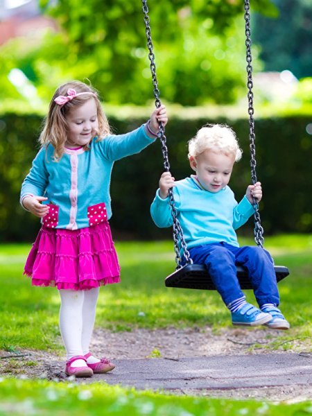 Девочка на качелях