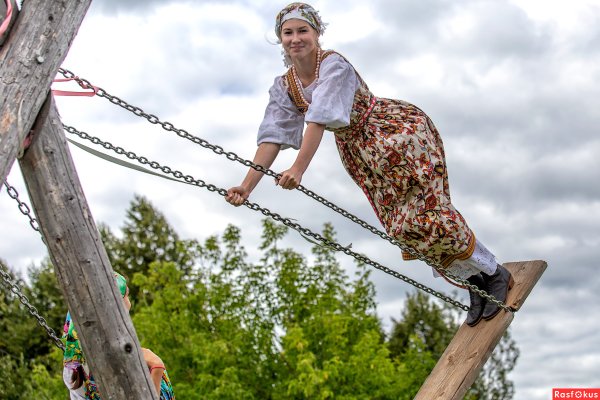 Качается на качели иллюстрация