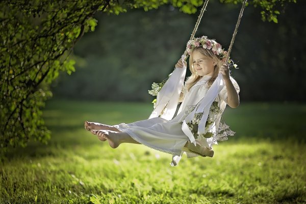 Раскачивание качелей