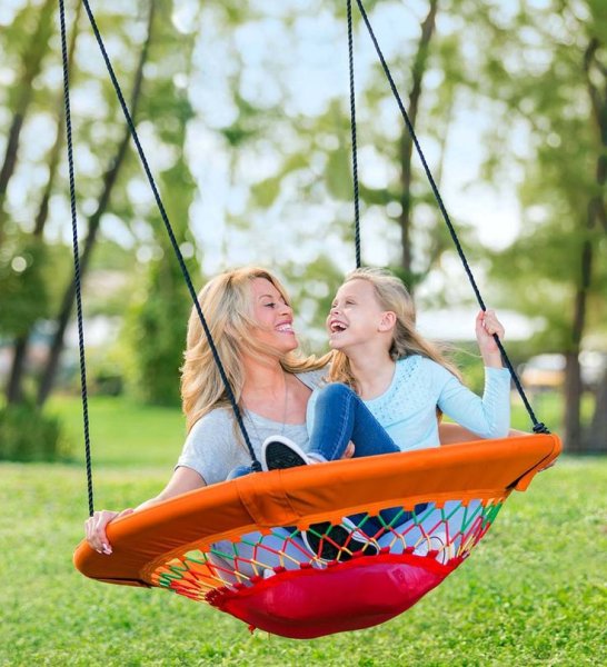 Качели для детей в парке