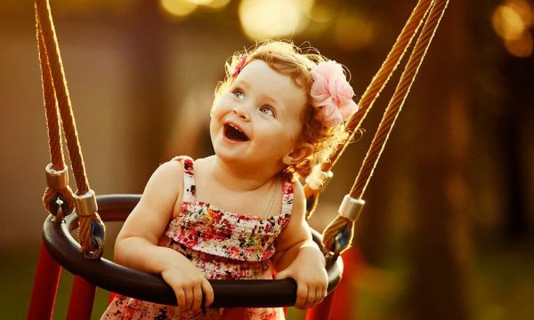 Девушка на качелях