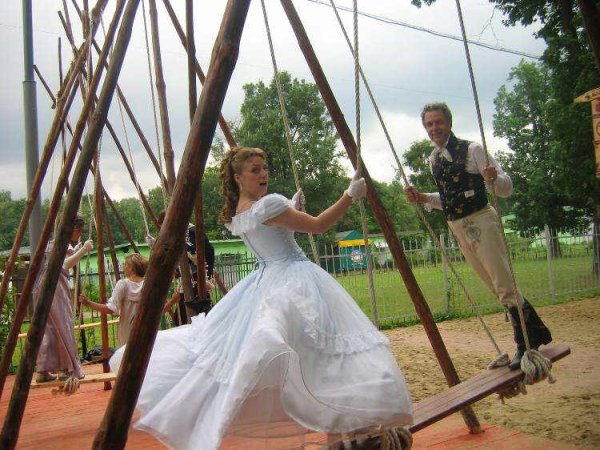 День качания на качелях