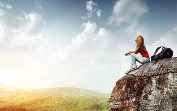 Женщина на фоне гор