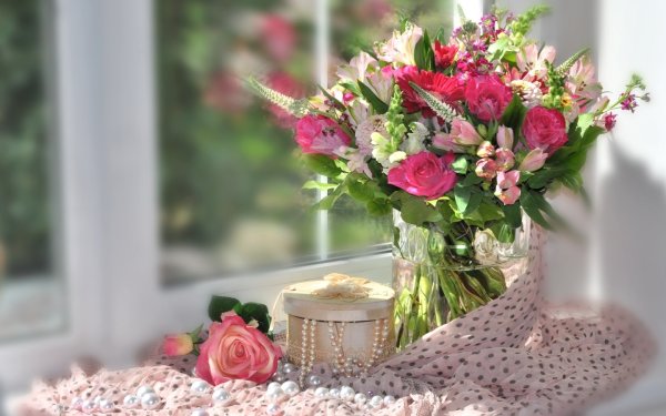 Букет цветов на столе
