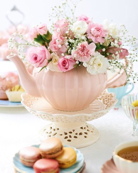 Нежные цветы и пирожные