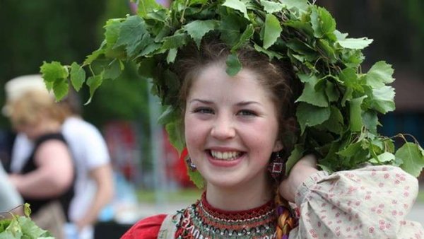 Сад из яблонь на участке