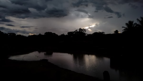 Озеро темное фото