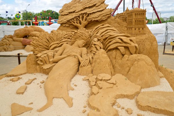 Постройки из песка на пляже