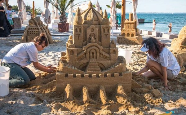 Замок из песка на пляже