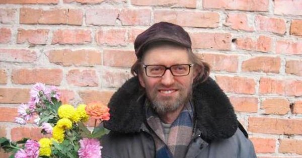 Мужик с бутылкой водки