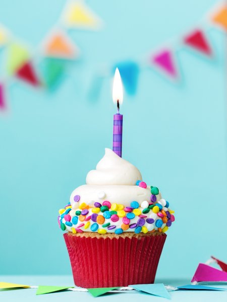 Пирожное со свечкой на др