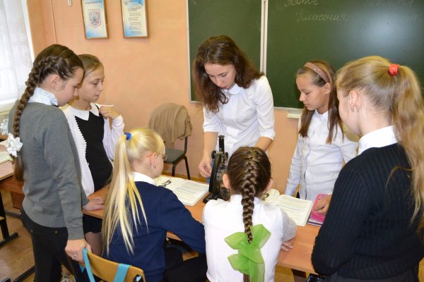 Учитель в школе