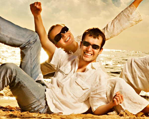 Счастливый мужчина на берегу моря