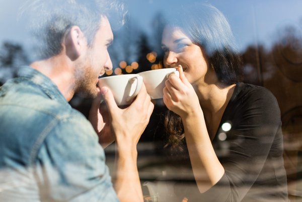 Девушка и парень с кофе