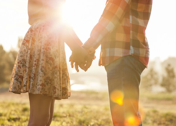 Парень и девушка держатся за руки