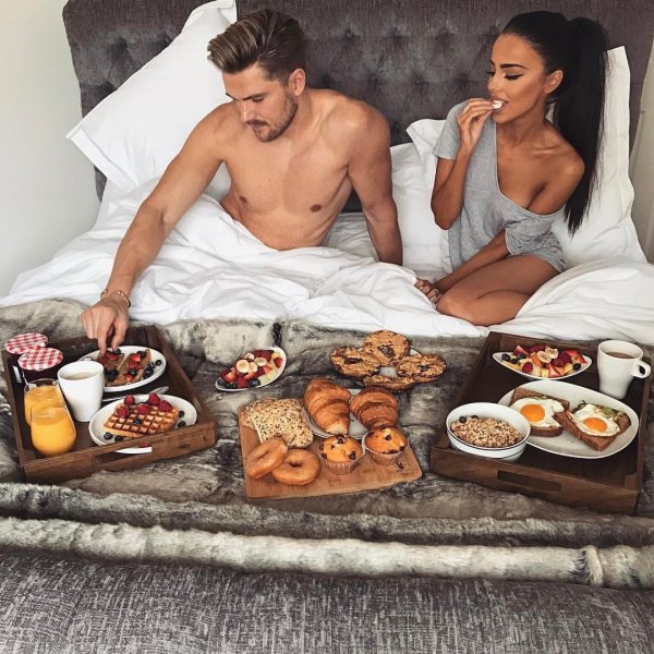 Завтрак в постель девушке