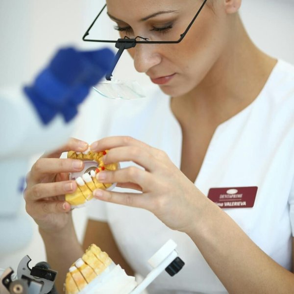 Стоматолог техник