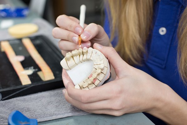 Зубной техник и ювелир