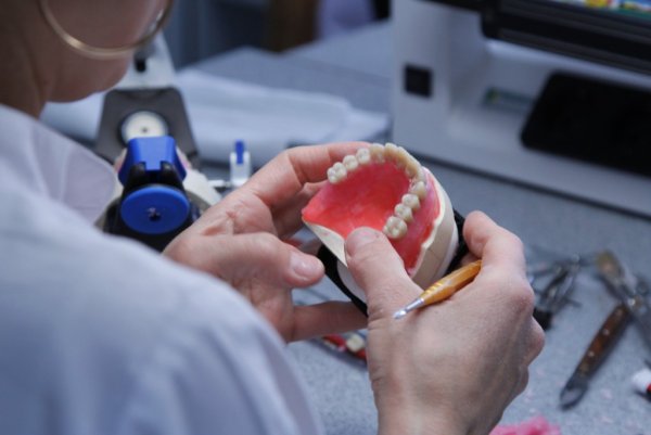 Зубной техник