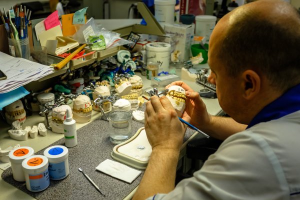 Зубной техник лаборатория