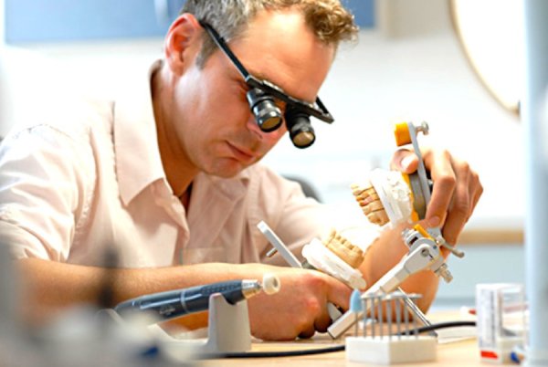 Мужчина зубной техник