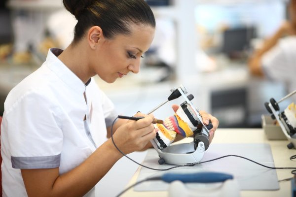 Зубной техник