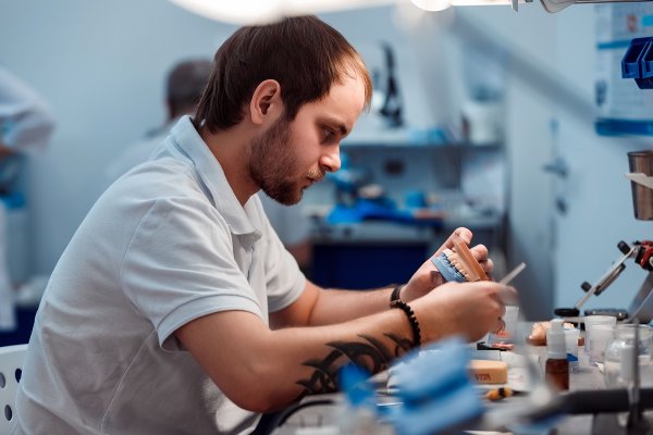 Краснопир Александр зубной техник