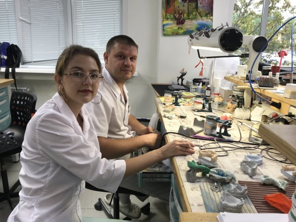 Стоматологический техник