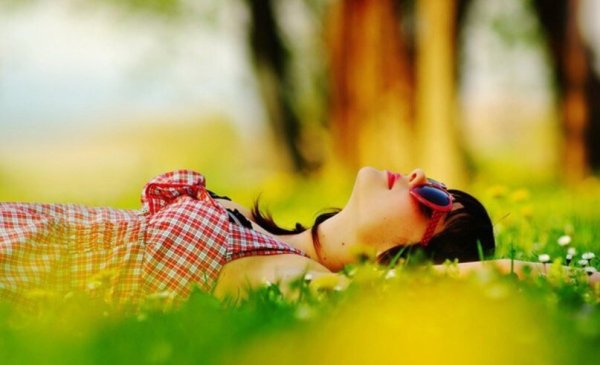 Ленивый человек на диване