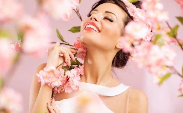 Счастливая девушка в цветах