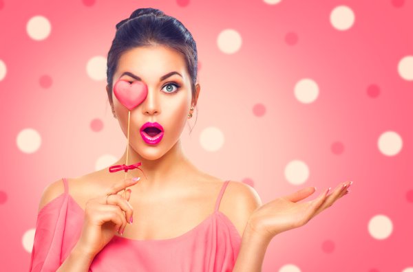 Яркая девушка