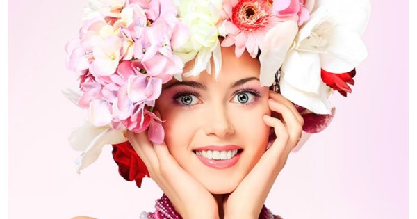 Счастливая девушка в салоне