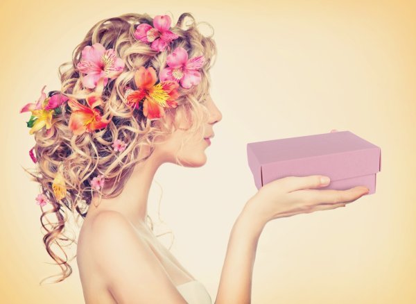 Девушки с цветами в волосах для салона красоты