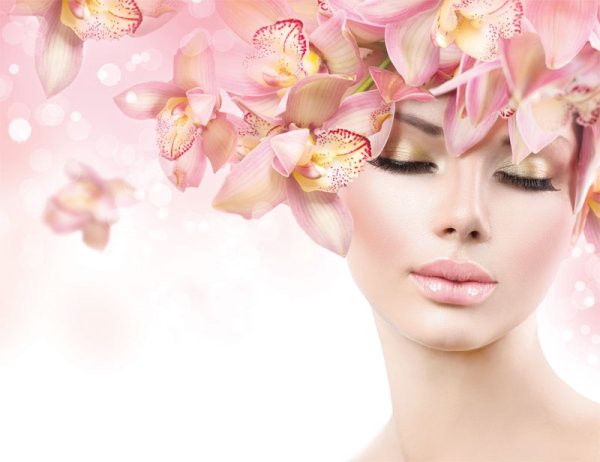 Красивая девушка с орхидеей