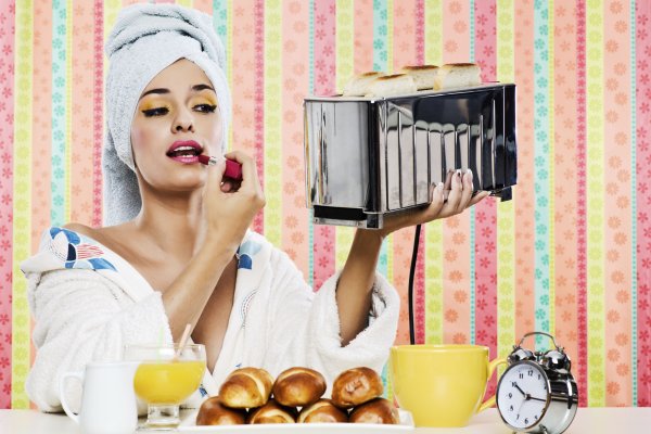 Женщина красится