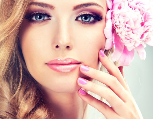 Красивая девушка косметика