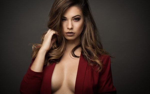 Женщины с грудью пониже